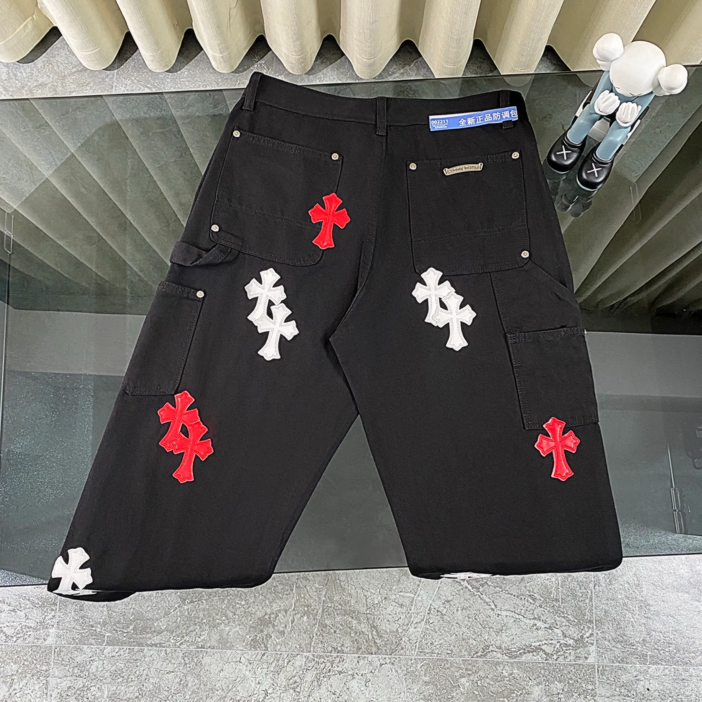 P270 CH Chromehearts American limited edition red and white cross stitched leather black work jeans logging pants. The price is 34W level. The patchwork cross pattern is embellished and the jeans are washed! ! An absolutely high-end luxury product, a 1.9W-level god-level single product, a super popular product, made by top heavy industry, a magic weapon that cannot be missed! [About Zangyin] This is an extremely luxurious fashion brand that can also be called the aristocracy of the high street. It has always been an exclusive brand for some hipsters or rich second generations. Compared with ordinary high streets, it is more luxurious and noble. Compared with luxury brands, it is more fashionable and individual. It has always been a brand that I have a special liking for. [Top heavy industry fashion design] Consistently high-street luxury style. Speaking of this style, the Zangyin family and GU family are definitely the leading representative brands. Especially the Zangyin family has really achieved a state-of-the-art effect in creating high-street style. The unique washed material is used to create this style. The color system is already quite eye-catching. After it is decorated with patchwork cross flowers, it cleverly highlights the charm of the brand. Secondly, this style uses classic The high-waist cutting design highlights the long legs and fashionable temperament of the upper body. The brand is highly recognizable and the slim fit configuration is more suitable for daily wear. It is a product that interprets personality, fashion, and specifications at a glance. This single product is enough to make any fan excited. It can be a white T-shirt for a youthful college style, or a tight suspender for a royal style. It has strong matching ability and can be easily controlled by men.  [Materials and craftsmanship] Needless to say, this point goes without saying. As an excellent craftsman brand, Zangyin’s requirements for details and craftsmanship are really perfect. The washed color of this model has gone through so many processes, not to mention the embellishment of denim appliques. It is also purely hand-made and sewn. Just like what they believe in, only hand-made things have soul and have the meaning of wear. A top-notch heavy-duty fashionable denim item, I look forward to your perfect interpretation! !  Color: Black Size: 28-36